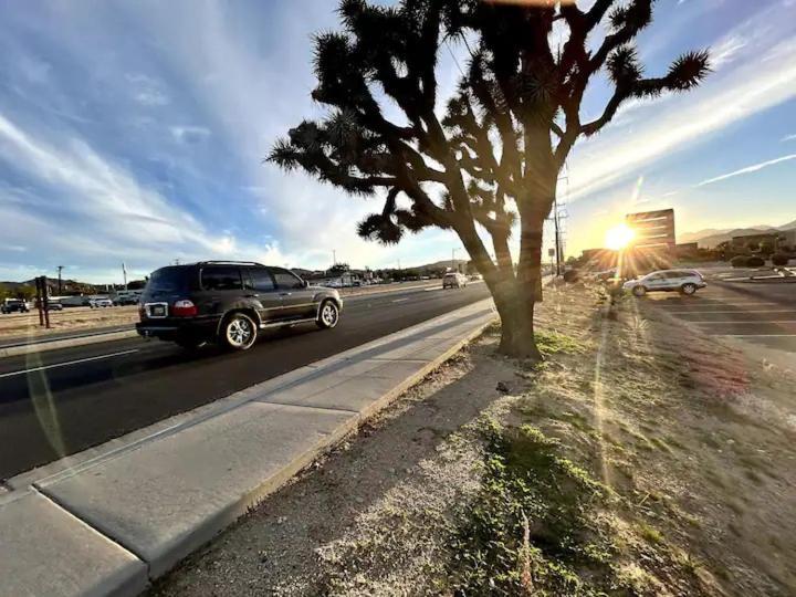 Serene Modern Home Backdoor With Great Wifi, Games, Movies, Patio Seating And Bbq Easy Access To North Joshua Tree National Park In 10 Minutes Twentynine Palms Zewnętrze zdjęcie